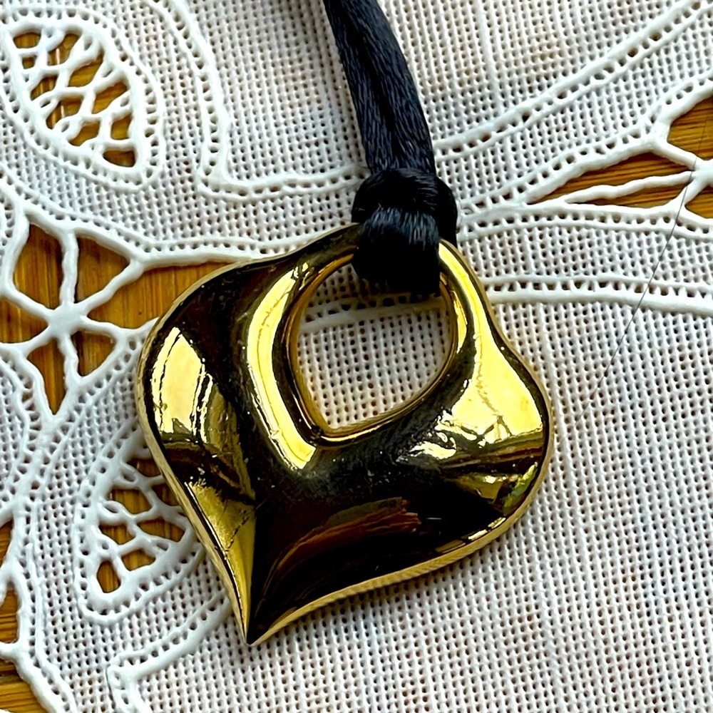 Gold tone sculpture cord necklace - Picture 4 of 7